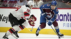 Ond�ej Palát (vlevo) z New Jersey sleduje úto�ícího Bowena Byrama z Colorada.