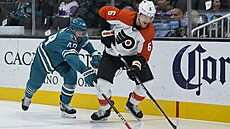 Tomá Hertl (vlevo) ze San Jose brání Travise Sanheima z Philadelphie.