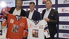 Nový dres české hokejové reprezentace.představili (zleva) generální manažer...