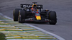 Max Verstappen z Red Bullu v kvalifikaci sprintu ve Velké cen Brazílie