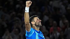 Srbský tenista Novak Djokovi se raduje z vítzství nad Grigorem Dimitrovem z...