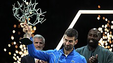 Srb Novak Djokovi s trofejí pro vítze turnaje v Paíi.