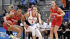 Nmecká basketbalistka Satou Saballyová (vpravo) bránná eskou reprezentantkou...