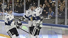 Finský hokejista Antti Suomela (vpravo) slaví se spoluhrái gól v zápase se...
