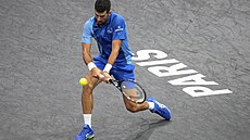 Novak Djokovi� v zápase s Andrejem Rubljovem.