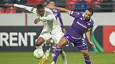 Sambou Sissoko (vlevo) z týmu ukariky v souboji s Giacomem Bonaventurou z...