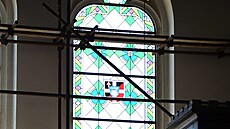 Kostel v Rapotín� na �umpersku po mnoha letech op�t zdobí vitrá�e nad vstupním...