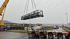 P�epravní firma p�evezla z Prahy do Mladé Boleslavi velkou �ást lávky, která...