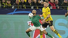 Joelinton (vlevo) z Newcastlu se sna�í zpracovat mí� v utkání proti Dortmundu,...