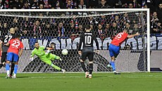 Tomá Chorý (vpravo) se trefuje z penalty a posílá Plze do vedení proti Dinamu...