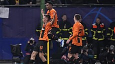 Radost hrá�� �achtaru z gólu do sít� Barcelony, o který se postaral Danylo...