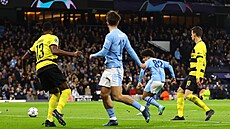 Rico Lewis (druhý zprava) z Manchesteru City zakon�uje v utkání proti Young...
