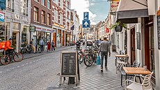 Typická ulice Maastrichtu. Kola parkují všude. (16. října 2021)