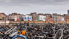 Typická holandská architektura a parkovit kol v Maastrichtu. (29. listopadu...