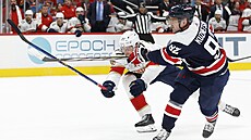 Jegenij Kuzncov (92) z Washington Capitals pálí na bránu Florida Panthers,...