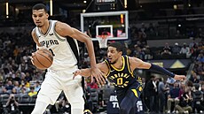 Victor Wembanyama (vlevo) ze San Antonio Spurs útoí v zápase s Indiana Pacers,...