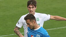 Jaroslav Svozil (v bílém) z Karviné a Filip Kubala z Ostravy