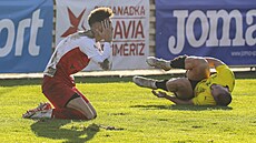 Kromíský fotbalistka Marek Jaro se drí za hlavu po souboji v zápase se...