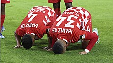 Aymane Barkok (vlevo) a Anwar El Ghazi slaví gól Mohue.