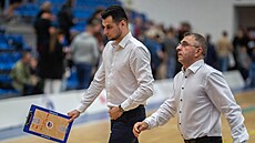 Ostravský trenér Adam Choleva (vlevo) a jeho asistent Nihat Gürbüz v Kolín