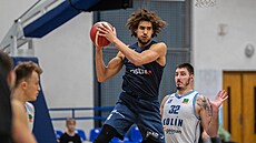Chase Jeter z Ostravy dosko�il mí� p�ed Jakubem Petrá�em z Kolína.