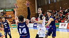 Lubo� Ková� (v bílém) z Nymburka atakuje d��ínský ko�, brání ho Petr MAchá�...