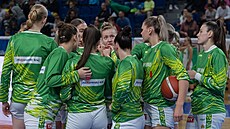 Basketbalistky TANY Brno se hecují p�ed zápasem.