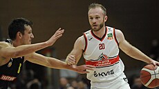 Bryce Alford (vpravo) z Pardubic útoí v zápase s Opavou, brání ho Jan...