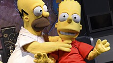 Tradi�ní pózu Homera a Barta napodobili i lidé v kostýmech na oslavách t�iceti...