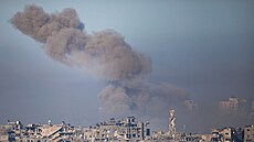 Kouř se vznáší nad městem Gaza po izraelském útoku. (4. listopadu 2023)