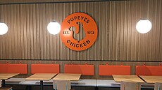 Pra�ská pobo�ka Popeyes a její v�udep�ítomná slepi�ka Popy. (1. listopadu 2023)