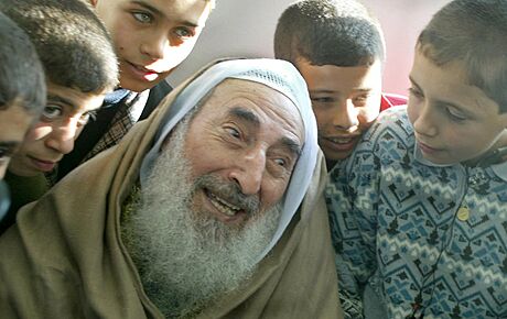 Duchovní vdce Hamásu ejch Ahmed Jásin na archivním snímku z roku 2004