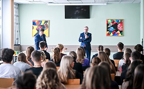 Premiér Petr Fiala na setkání se studenty gymnázia v Ronov pod Radhotm....