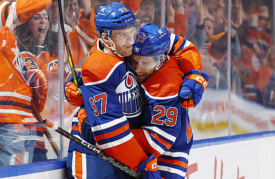 Connor McDavid (vlevo) a Leon Draisaitl �ídili výhru Edmontonu proti Seattlu.