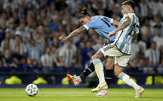 Uruguayský útoník Darwin Nunez dává druhý gól v utkání s Argentinou.