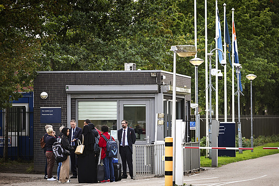 Migranti ped pijímacím centrem v nizozemském mst Ter Apel (22. záí 2023)