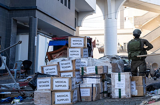 Nemocnice �ífa. Snímek vojáka, jak p�ed nemocnicí st�e�í bedny s dodávkami lék�...
