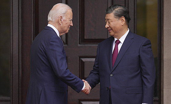 Americký prezident Joe Biden pi setkání s ínským prezidentem Si in-pchingem...