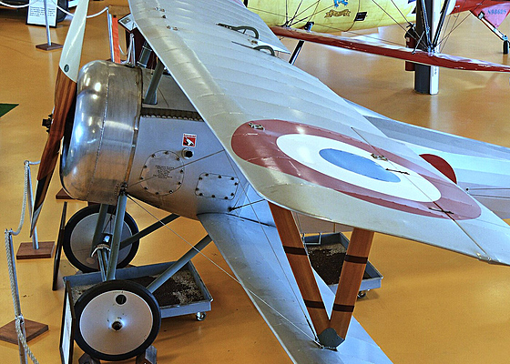 Replika stíhaky Nieuport 24 (Stampe & Vertongen Museum, Antverpy). Na stíhace...