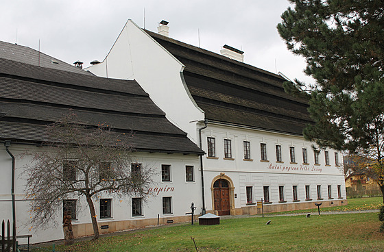Ru�ní papírna Velké Losiny stále vyrábí papír tradi�ním zp�sobem.