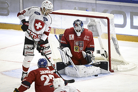 �eský branká� Dominik Pavlát úsp�n� zasahuje proti �výcarskému úto�níkovi...