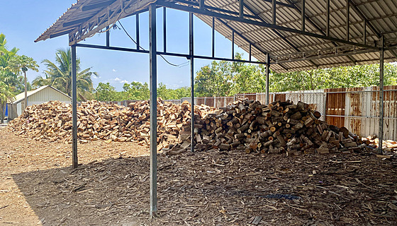 Brikety z mangových pecek v Kambodi