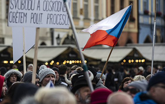 Na Starom�stském nám�stí jsou stovky lidí. Demonstranti si s sebou p�inesli...