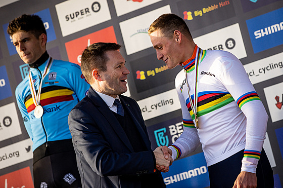 DOBRÁ PRÁCE, MATHIEU. Prezident UCI David Lappartient gratuluje Mathieu van der...