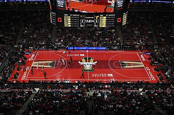 Pi domácích utkáních nového vloeného turnaje NBA se palubovka Chicago Bulls...