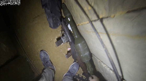 Zbran v tunelu vybudovaném palestinskou teroristickou organizací Hamás v Pásmu...