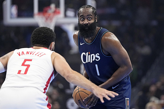 James Harden z Clippers brán�ný houstonským Fredem VanVleetem.