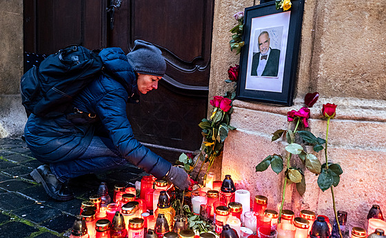 Lidé zapalují svíky za zemelého Karla Schwarzenberga u Schwarzenberského domu, nazývaného té Deymovský palác. (13. listopadu 2023)