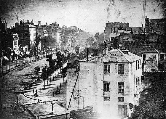 Pohled na Boulevard du Temple, který vyfotografoval Daguerre na konci roku...