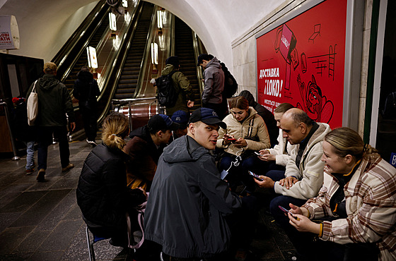Lidé v Kyjev se ukrývají ped ruským náletem v metru. (11. listopadu 2023)